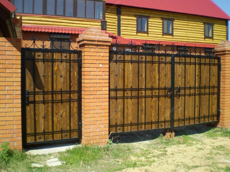 Деревянные ворота на металлическом каркасе