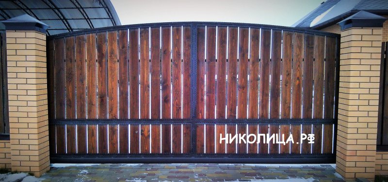 Ворота распашные деревянные на металлическом каркасе