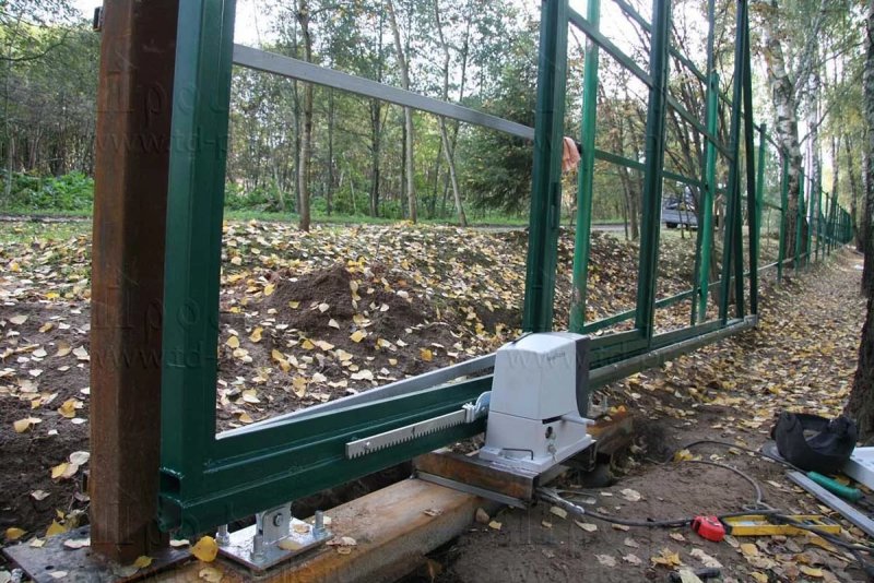 Откатные ворота на деревянных сваях