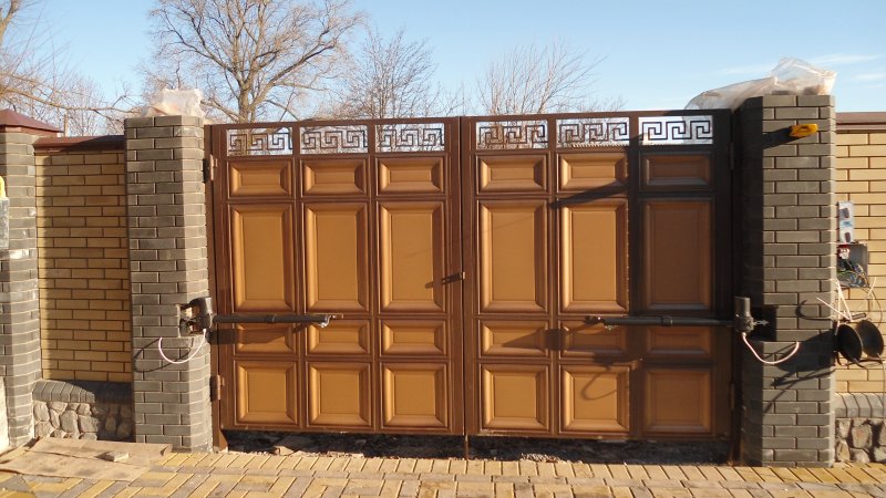 Металлические филенчатые ворота