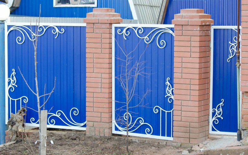 Декорирование забора на дачном участке