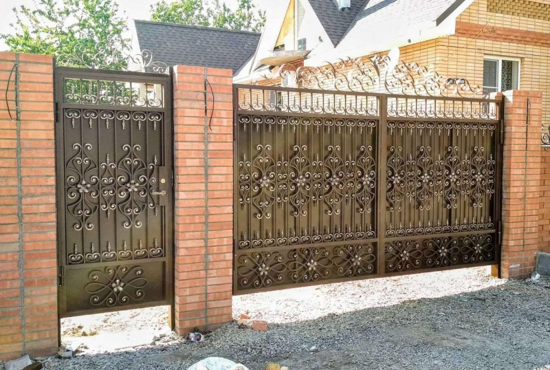 Ворота с кованными элементами