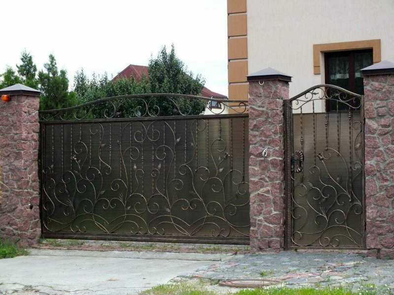 Маленькие кованые ворота для частного дома