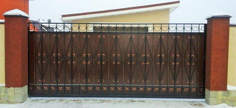 Откатные ворота с элементами ковки