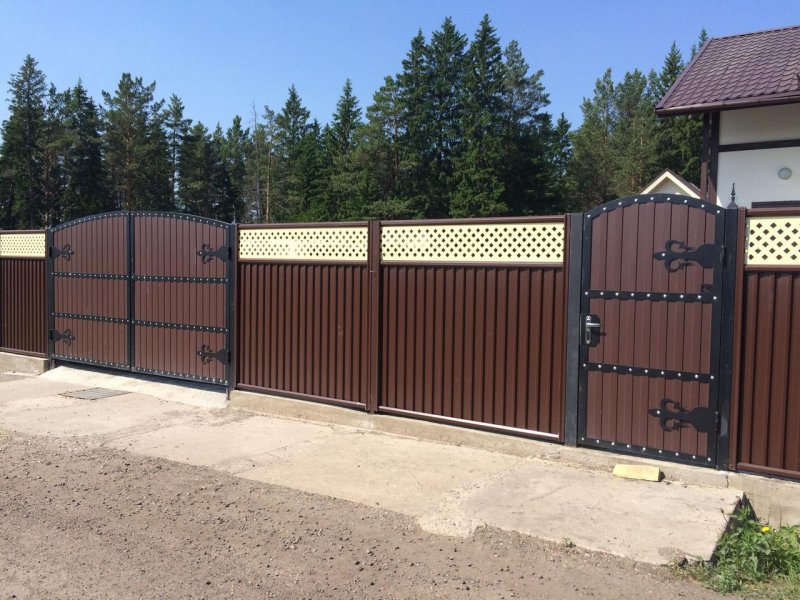 Козырек над калиткой из профнастила