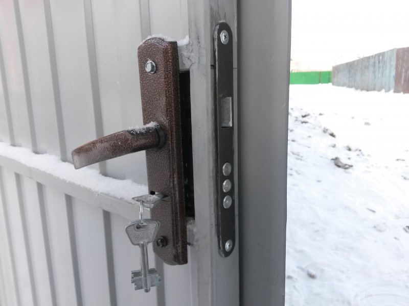 Калитка из профильной трубы 40 на 20 с врезным замком
