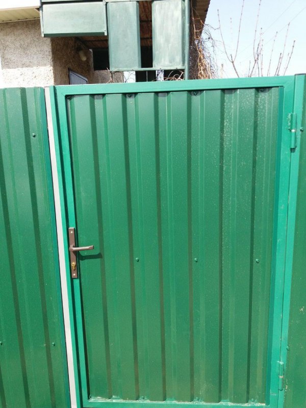 Запор для калитки из профлиста