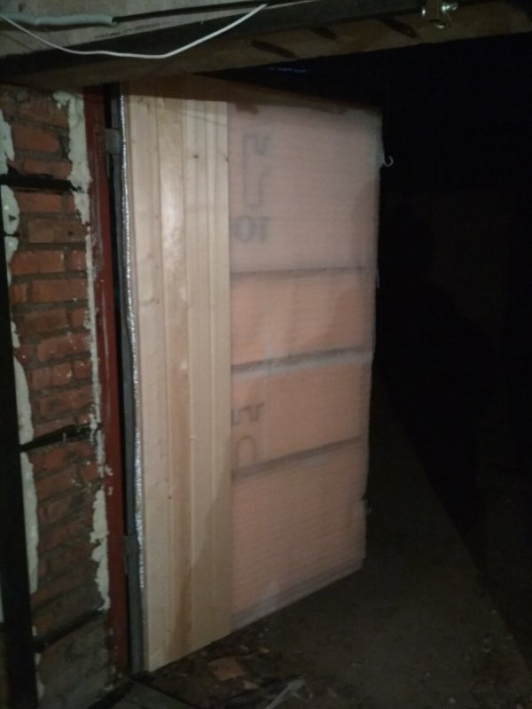 Утеплить ворота в гараже деревянные