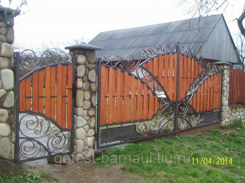 Деревянные ворота с элементами ковки