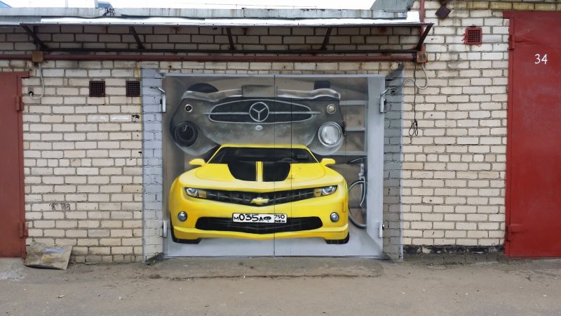 Машина на воротах гаража