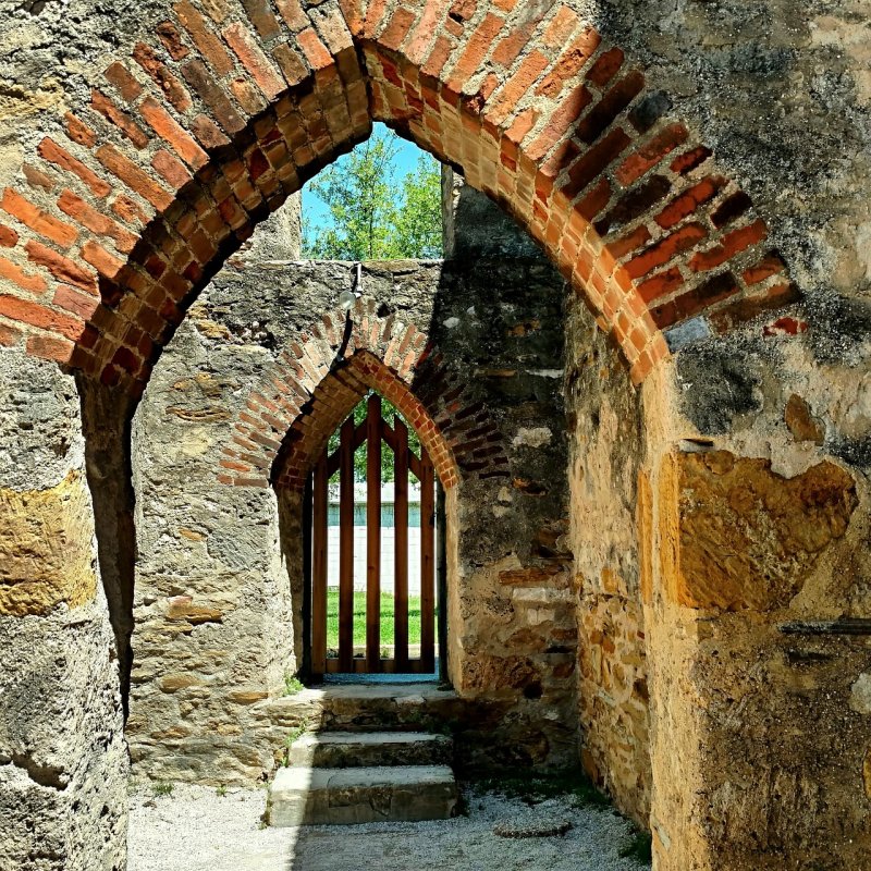Старинные каменные ворот