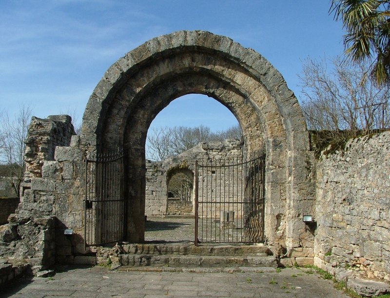 Каменная дверь