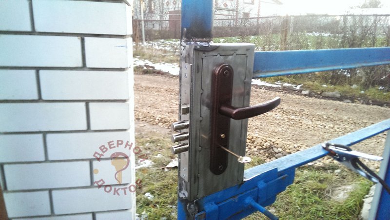 Врезной замок для калитки из профиля 20х40 уличный