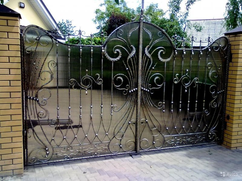 Red-Braun Iron-Wooden Gate