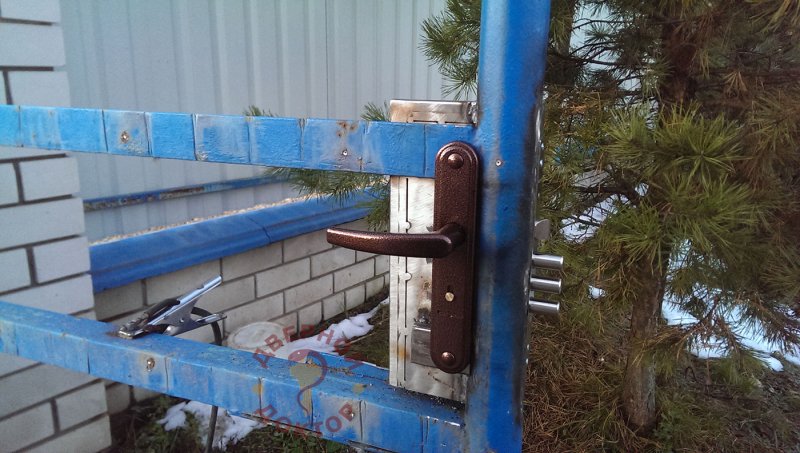 Врезка замка в калитку из профильной трубы