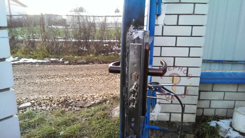 Врезка замка в профильную трубу 40х20
