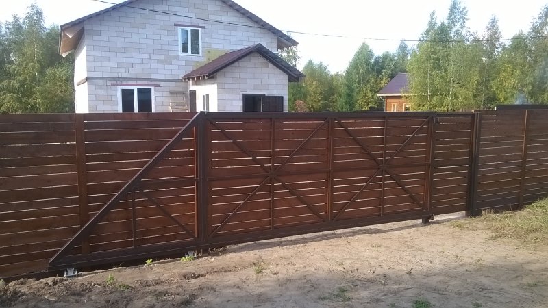 Плетеный забор с откатными воротами