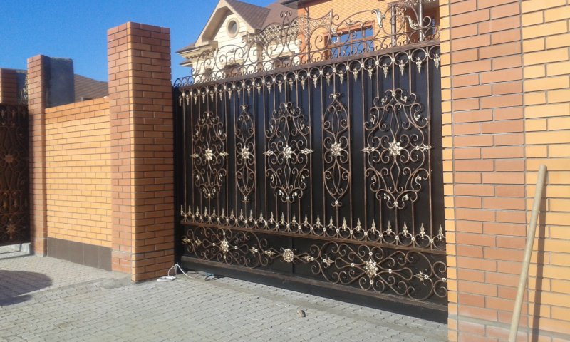 Красивые кованые откатные ворота