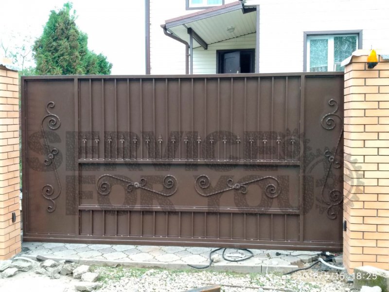 Откатные ворота с калиткой в.1.8 с ковкой