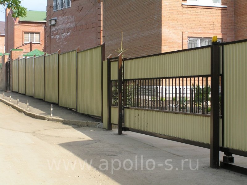 Откатные ворота с палисадником