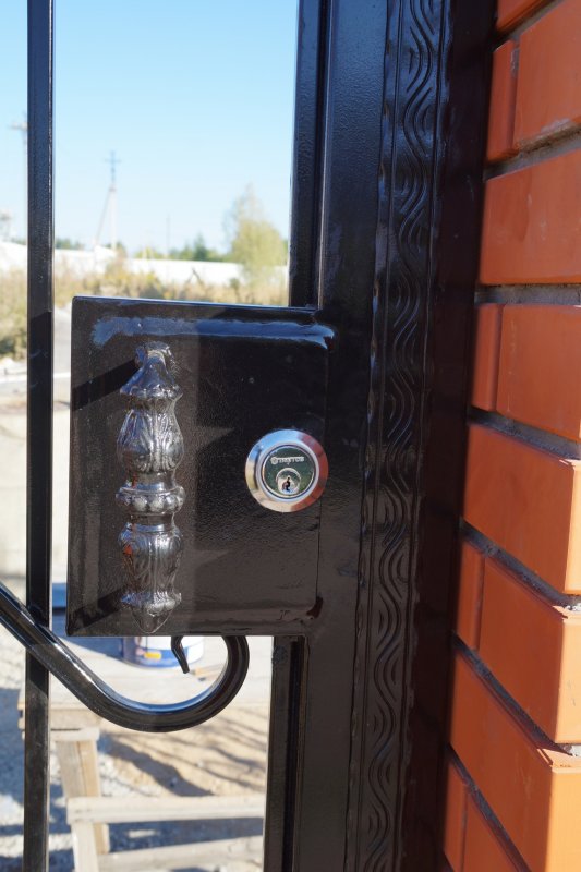 Кованая калитка с электромеханическим замком