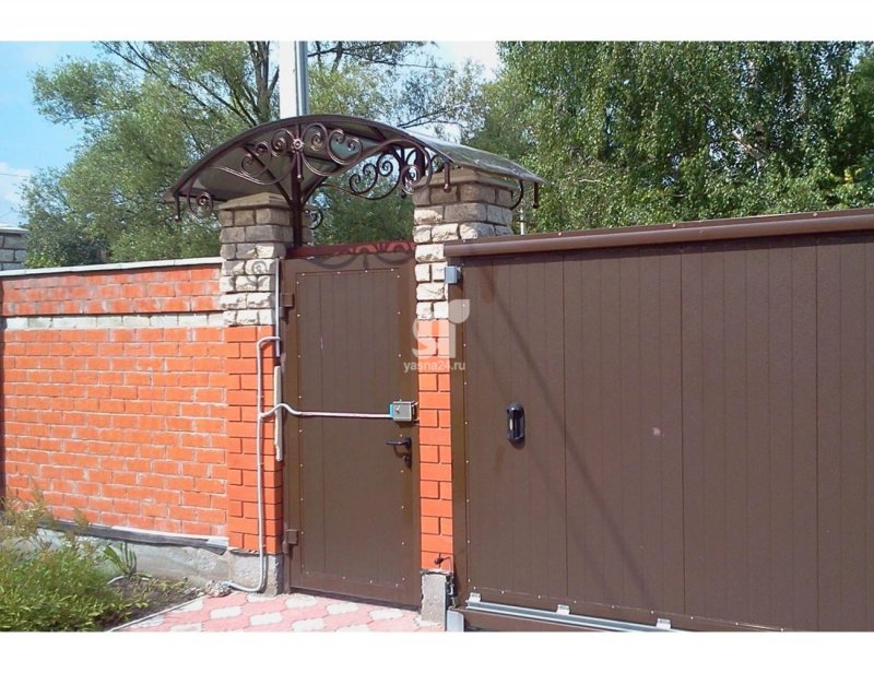 Козырек над калиткой