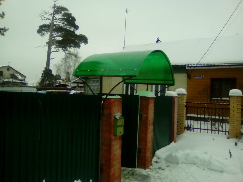 Козырек над калиткой из поликарбоната