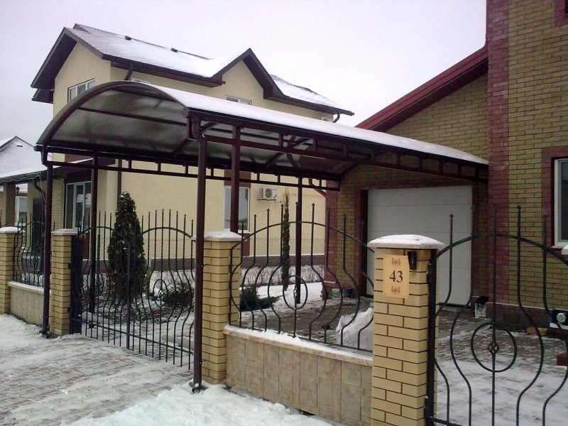 Кованый козырек над калиткой