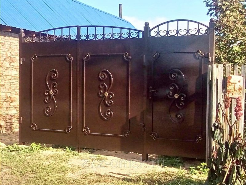 Ворота из профнастила с калиткой