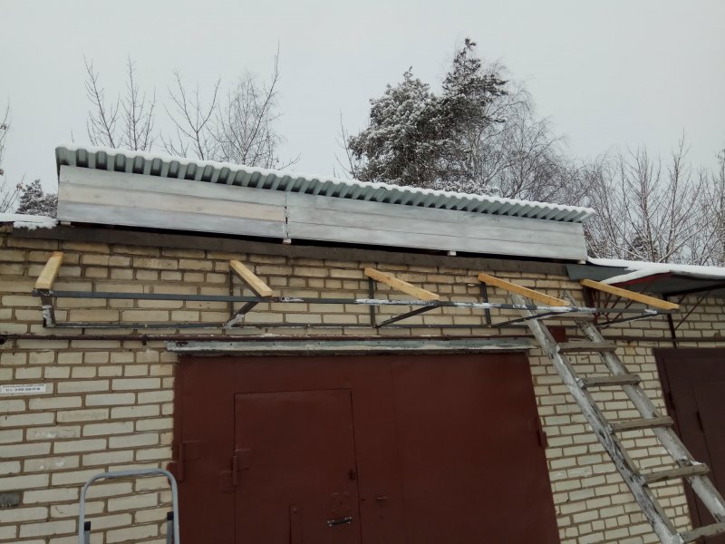 Козырек над гаражом из профнастила
