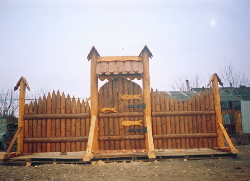 Забор из кругляка