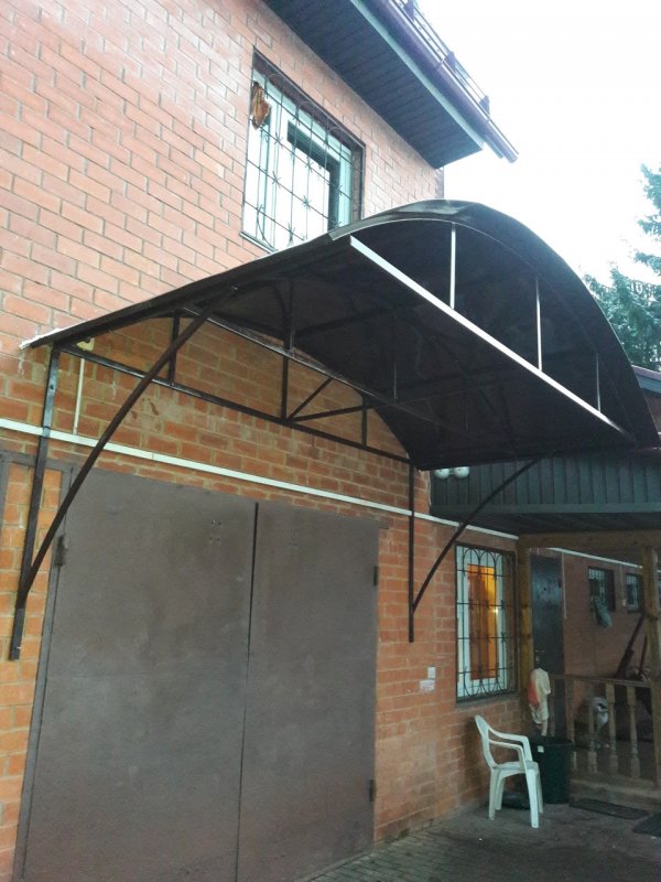 Козырек на гараж