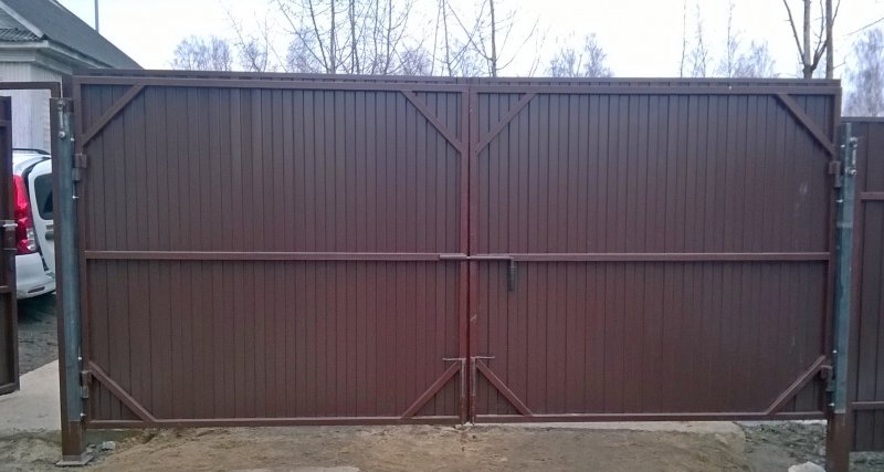 Ворота распашные из профнастила