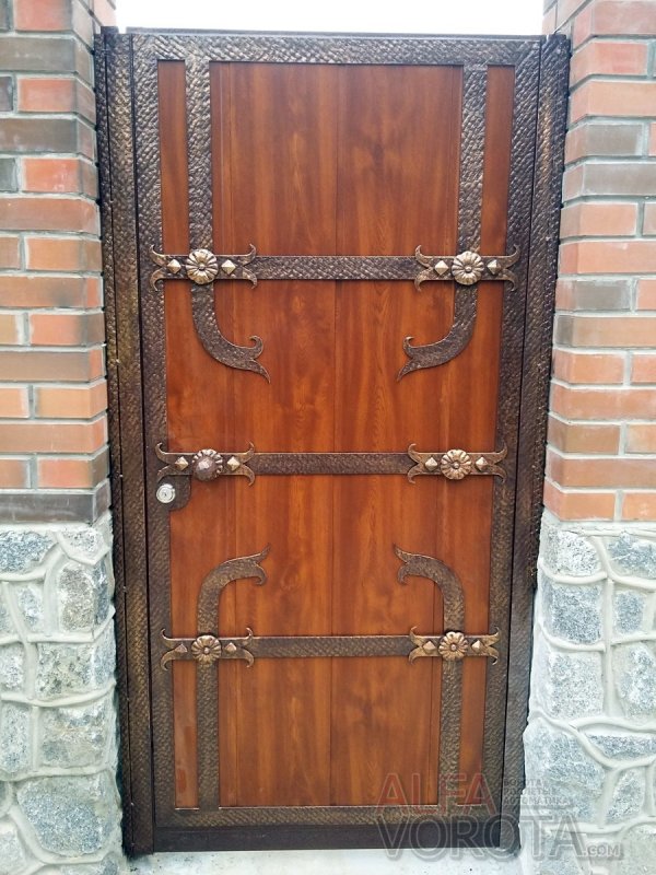 Калитки из дерева с элементами ковки