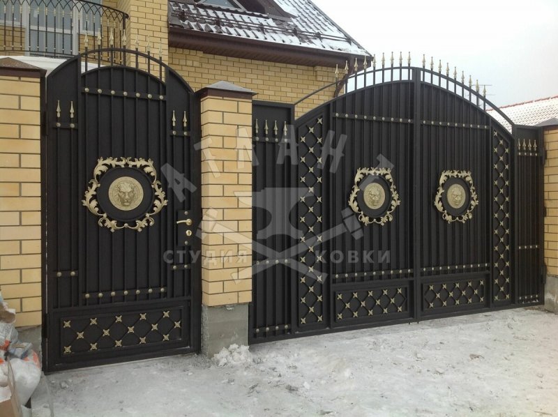 Ворота из профильной трубы с элементами ковки
