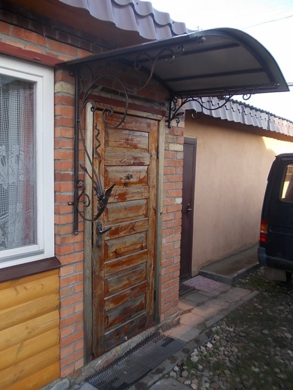 Козырек над калиткой забора из металлочерепицы