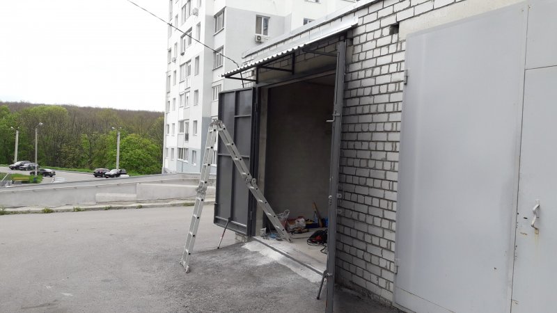 Козырёк для гаражных ворот
