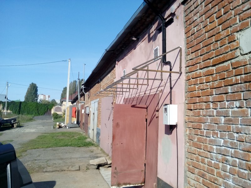 Простые козырёк над воротами гаража