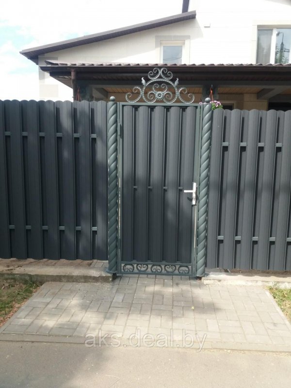Калитка из металлоштакетника с элементами ковки
