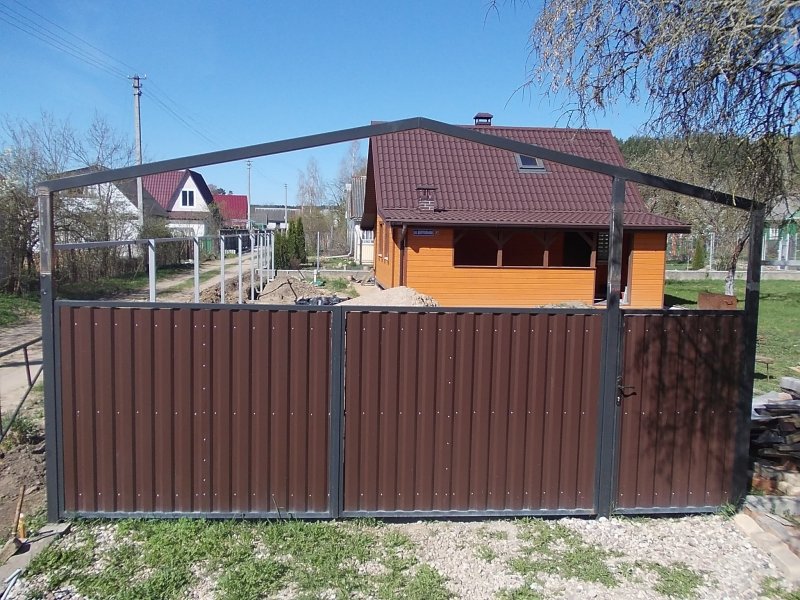 Козырек над калиткой забора из профнастила