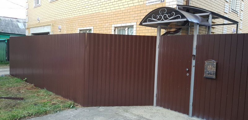 Козырек над калиткой забора из профнастила