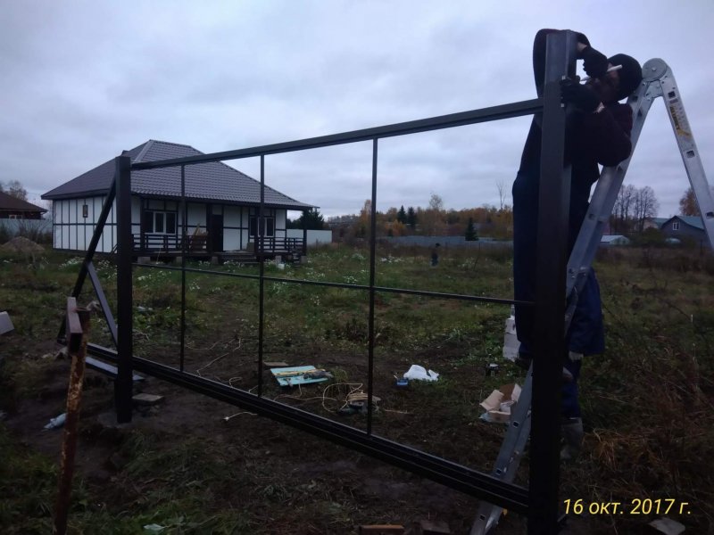 Открытые ворота на винтовых сваях