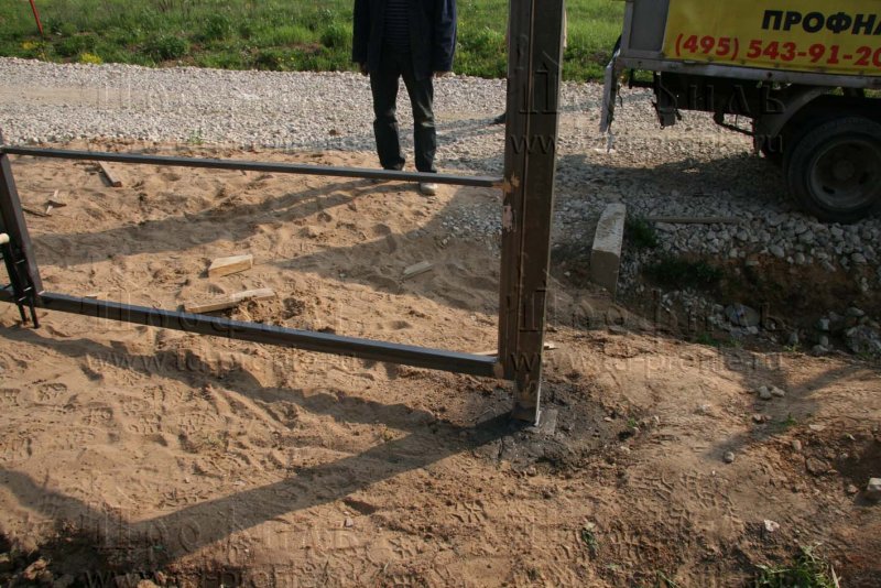 Столбы для распашных ворот на винтовых сваях