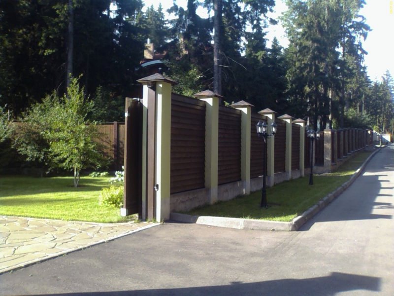 Забор в загородном доме