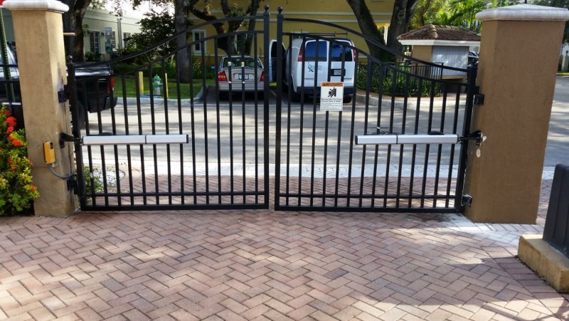 Автоматические распашные ворота с дистанционным управлением
