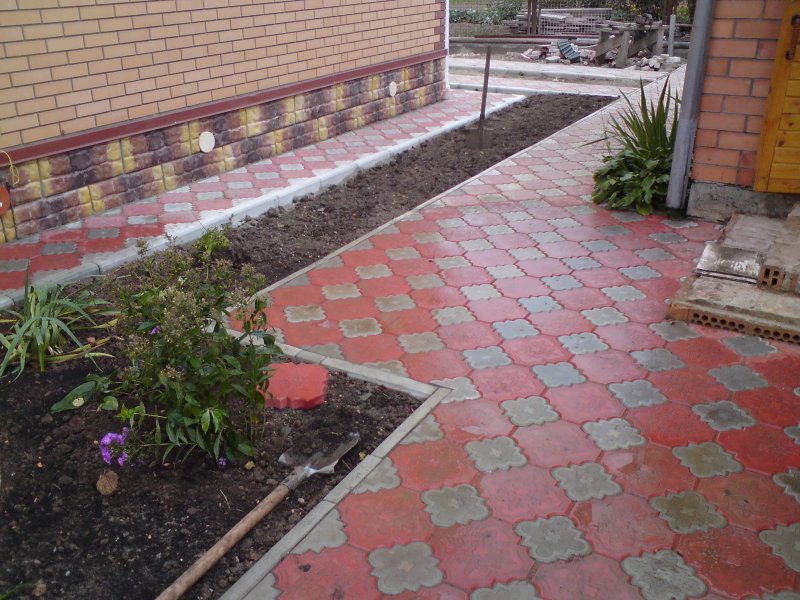 Тротуарная плитка Клевер отмостка