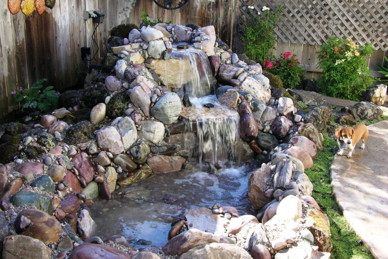 Альпийская горка с прудиком и водопадом