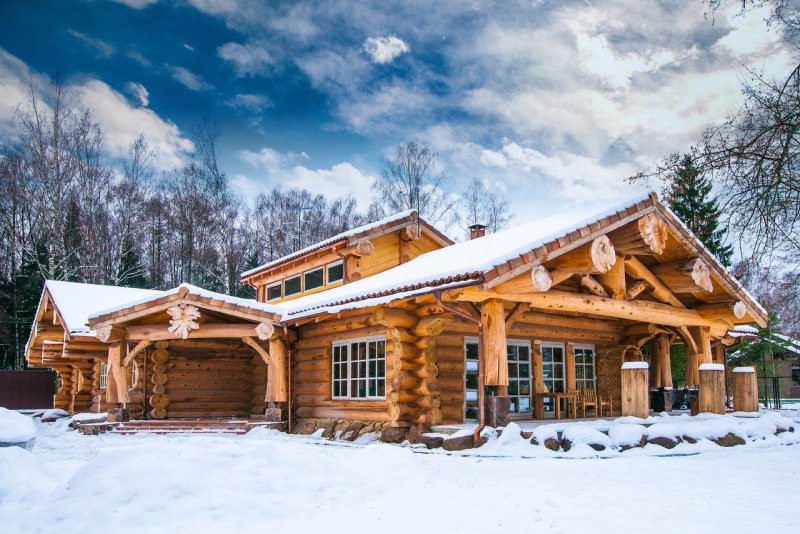Дом из бревна зимой фото