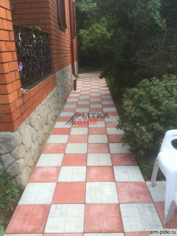 Плитка во дворе частного дома