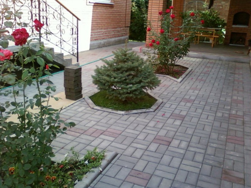 Клумбы в плитке тротуарной